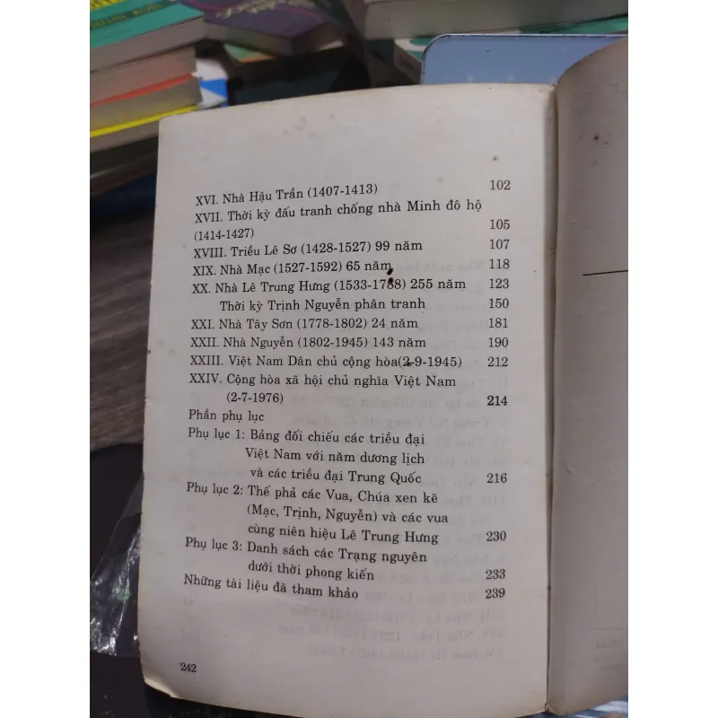 Sách: Tóm tắt niên biểu lịch sử Việt Nam - Tác giả: Hà Văn Thư - Trần Hồng Đức (A3) 601177