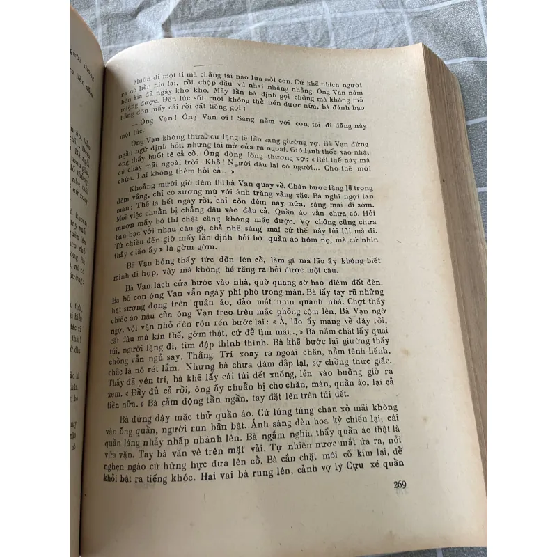 Truyện ngắn Việt Nam 1945-1985, sách khổ lớn , mọt ăn ít trang không ảnh hưởng chữ  795552