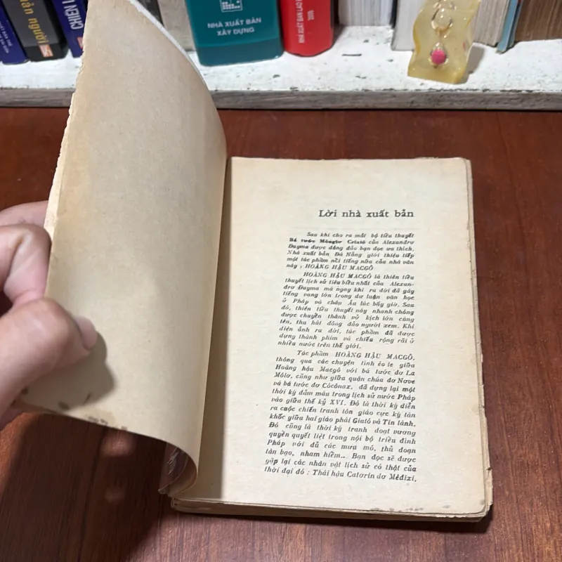 II Văn Học Nước Ngoài: Hoàng Hậu MácGô (2 Tập) - ALEXANĐRƠ ĐUYMA - 1988 781593