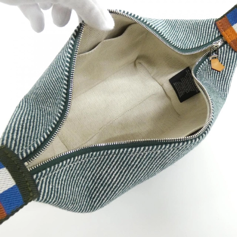 Túi xách Hermès AU CARRE Bridd A Black PM 103802M 623028