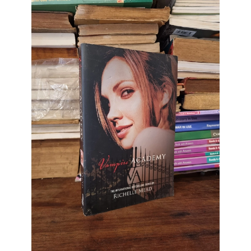 VAMPIRE ACADEMY - Richelle Mead 174873