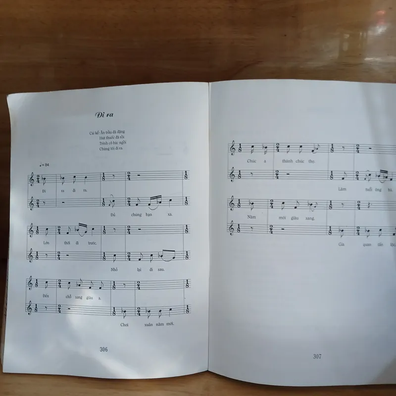 Đặc Khảo Về Hát Sắc Bùa (Xb 2000) 726128