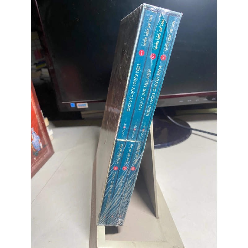 HÁN SỞ DIỄN NGHĨA LIÊN HOÀN HỌA 6 TẬP -Hán Sở diễn nghĩa liên hoàn họa, 6 tập, có hộp, tặng kèm bản đồ Hán Sở -Nguyên tác: Chung Sơn cư sỹ Chân Vĩ -Họa sĩ: Nhiều họa sĩ -Dịch giả: Châu Hải Đường -Năm xuất bản: 2019 -Sách mới nguyên seal 446297