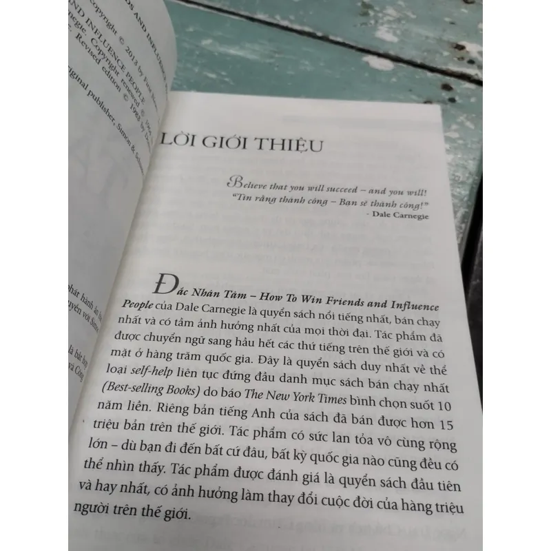 sách "Đắc Nhân Tâm" của tác giả Dale Carnegie. 
 703842