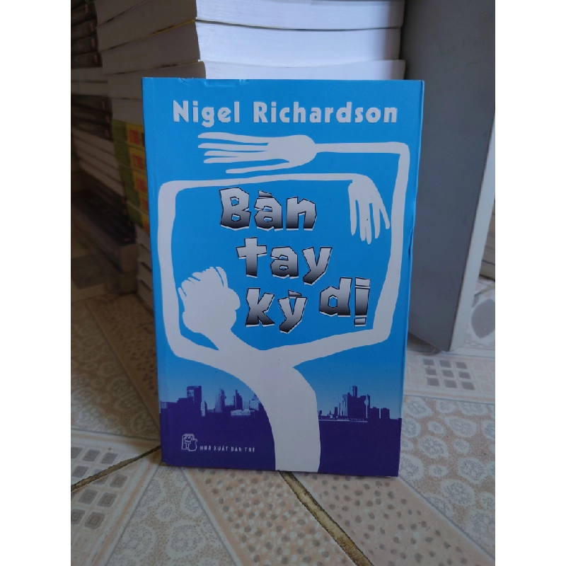 Bàn tay kì dị mới 95% 2011 Nigel Richardson [2001] SÁCH VĂN HỌC 404597