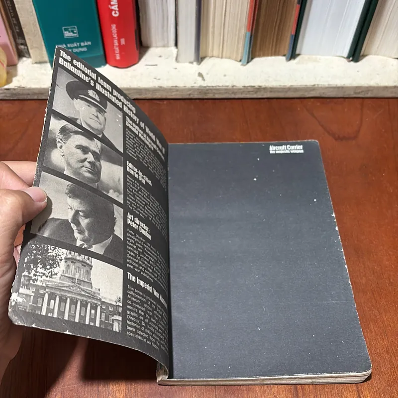 II English Books: Aircraft Carrier The Majestic Weapon - Donald Macintyre 727038