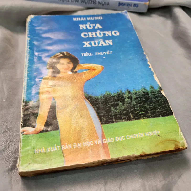 Nửa chừng xuân | Khái Hưng 559816