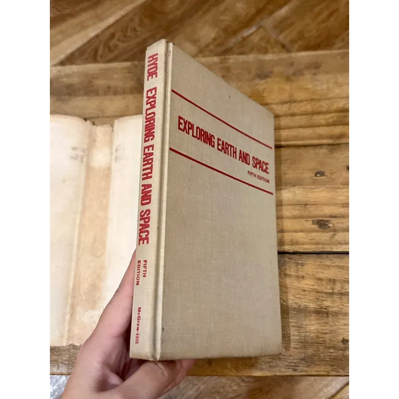 Exploring Earth and Space - Margaret O. Hyde 729019