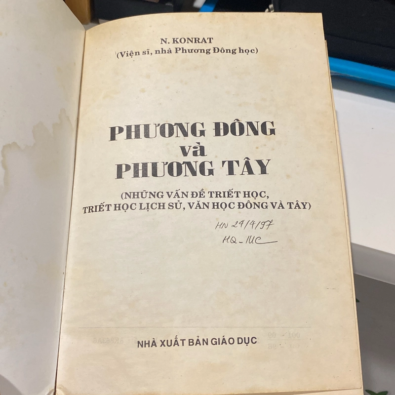 PHƯƠNG ĐÔNG VÀ PHƯƠNG TÂY (Những vấn đề triết học lịch sử, văn học đông và tây) 548226