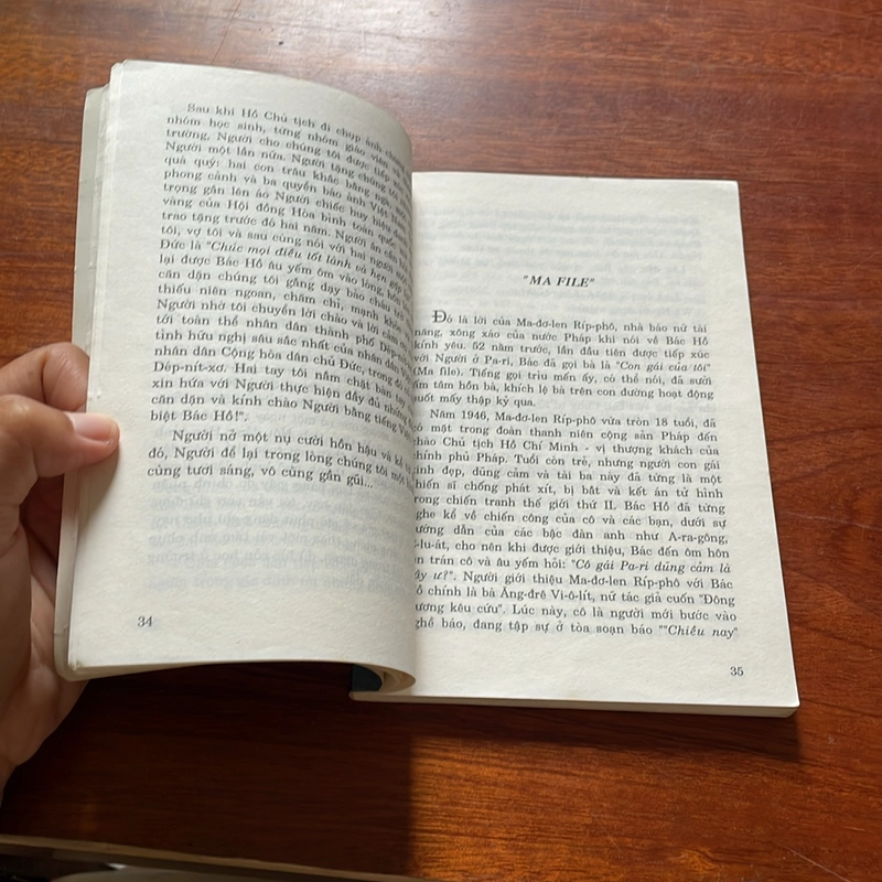 II Tủ Sách Phòng Hồ Chí Minh: Những Người Con Đỡ Đầu Của Bác - Trần Đương - 2001 507415