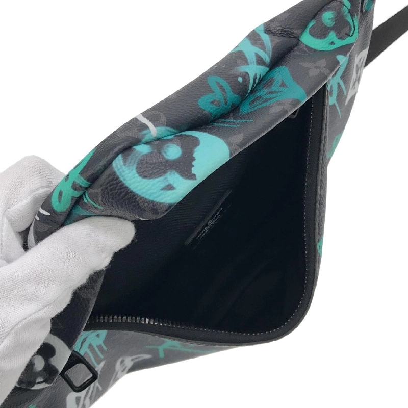 Túi đeo chéo Louis Vuitton Monogram Eclipse (LV Graffiti Veil) Discovery Bum Bag PM M21397 - Hàng hiệu Chính hãng 803143