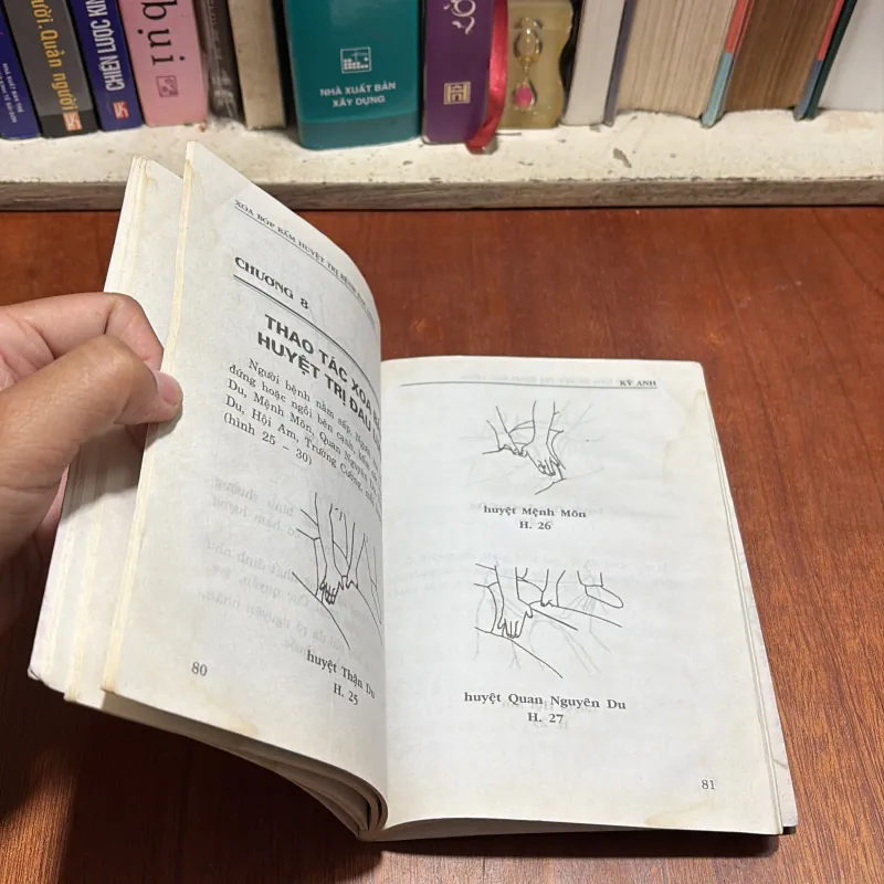 II Sức Khoẻ: Xoa Bóp Bấm Huyệt _ Trị Bệnh Đau Lưng - Kỳ Anh - 2007 927670