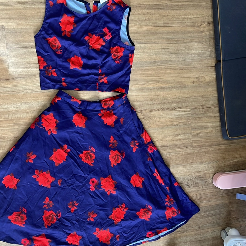 Set Áo crop chân váy hoa dài. Sz S 46-49kg nhẹ nhàng thanh lịch, đã qua sử dụng 506088