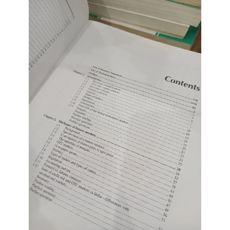 Options, futures, and other derivatives - John C. Hull, Sankarshan Basu 702539