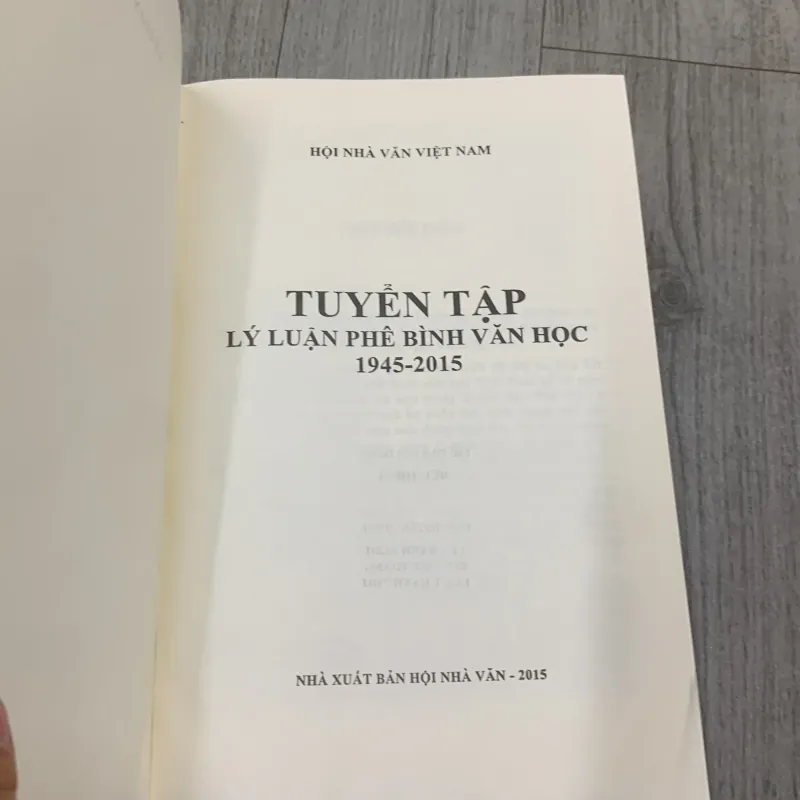 Tuyển tập lý luận phê bình văn học 1945 2015. 10a4 1026379