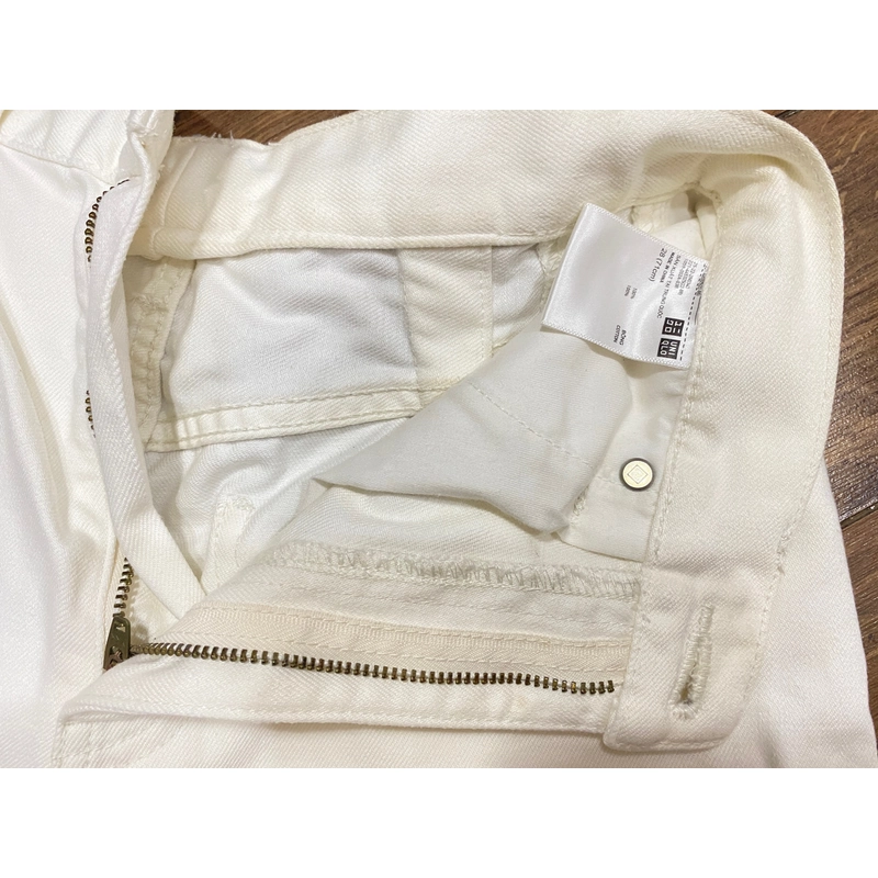 UNIQLO QUẦN SHORT TRẮNG MỚI SIZE 28(71CM) 508385