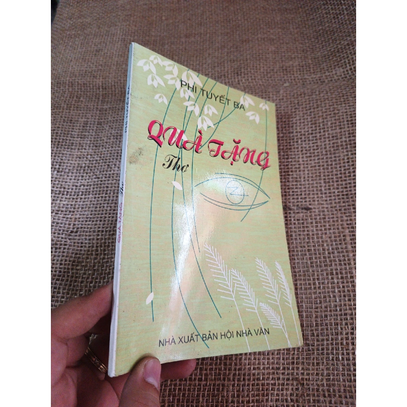 Quà tặng - Phi Tuyết Ba 2004 mới 90% (Sách văn học) HLSC2404 1028398