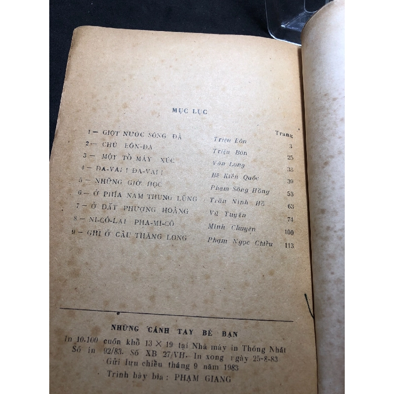 Những cánh tay bè bạn 1983 mới 50% ố vàng nặng Triệu Bôn HPB0906 SÁCH VĂN HỌC 915238