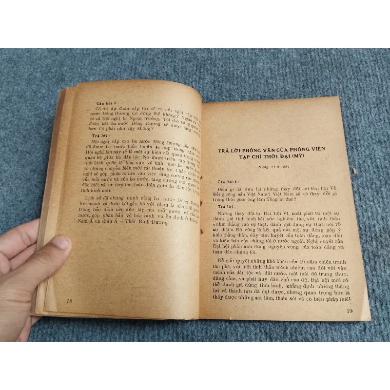 TRẢ LỜI CÁC NHÀ BÁO NƯỚC NGOÀI - NGUYỄN VĂN LINH 701928