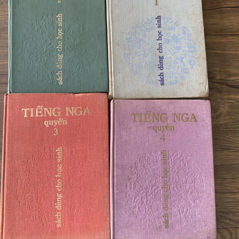 Sách học tiếng Nga, quyển 1-2-3-4, bìa cứng, in ở Nga năm 1978 994492
