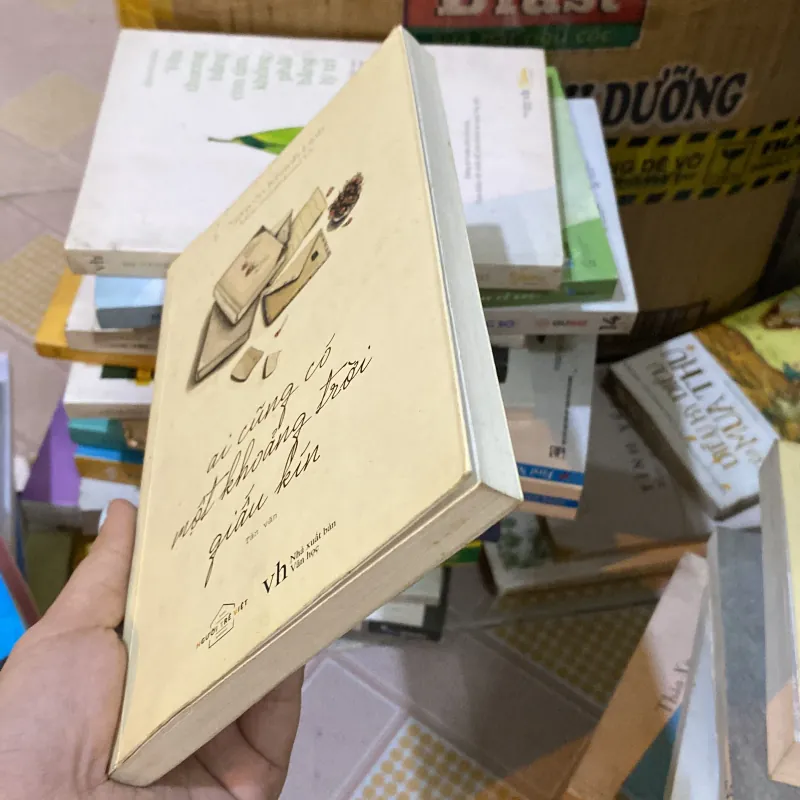 Ai cũng có một khoảng trời giấu kín  929494