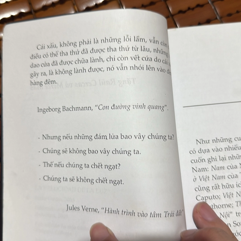 Tốc độ ánh sáng Việt Nam - Javier Cercas 479512