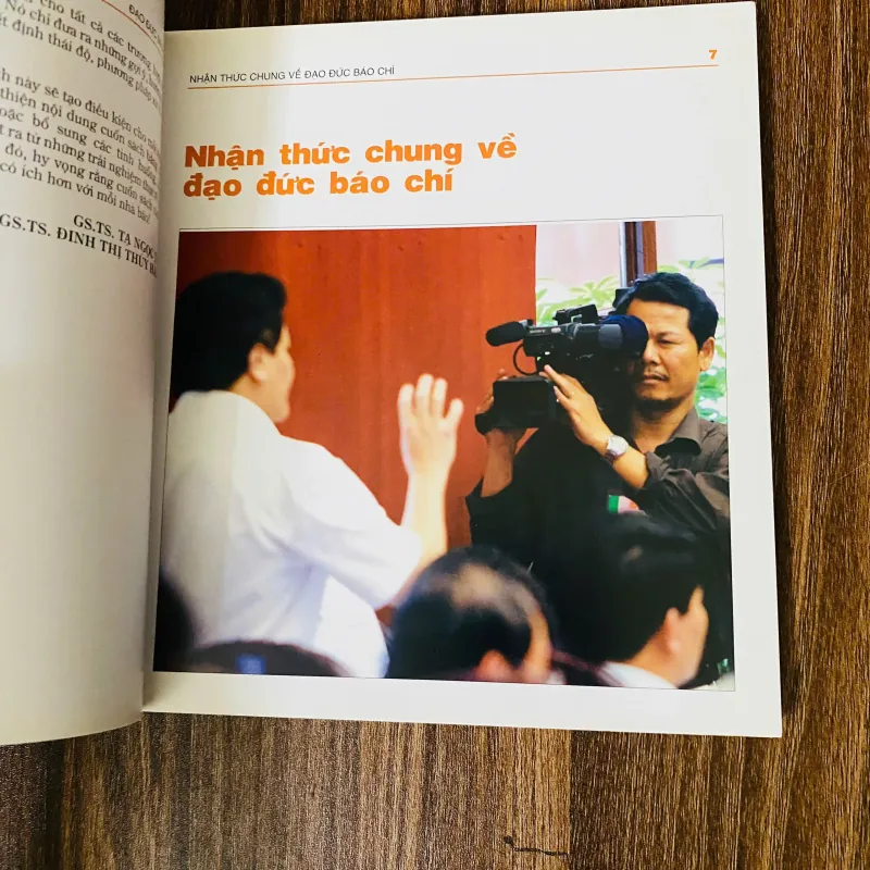 Cẩm nang đạo đức báo chí - GS. TS. Tạ Ngọc Tấn và PGS. TS. Đinh Thị Thúy Hằng#HATRA 931450