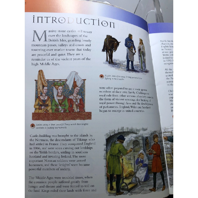 Castles and Knights British History mới 85% bẩn nhẹ Philip Steele HPB2607 NGOẠI VĂN 458743