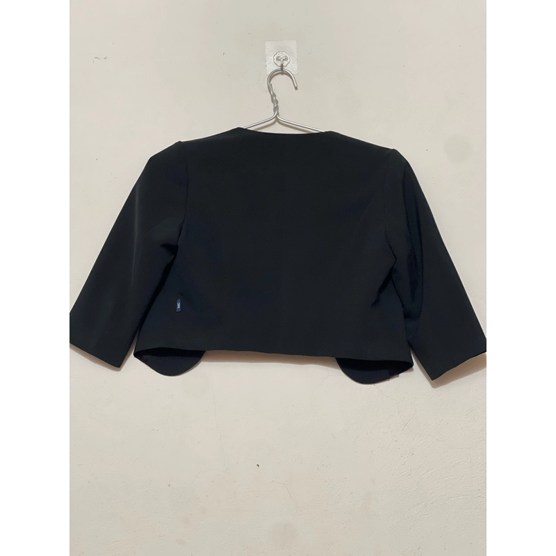 Áo khoác crop top ngoài chân váy 495963