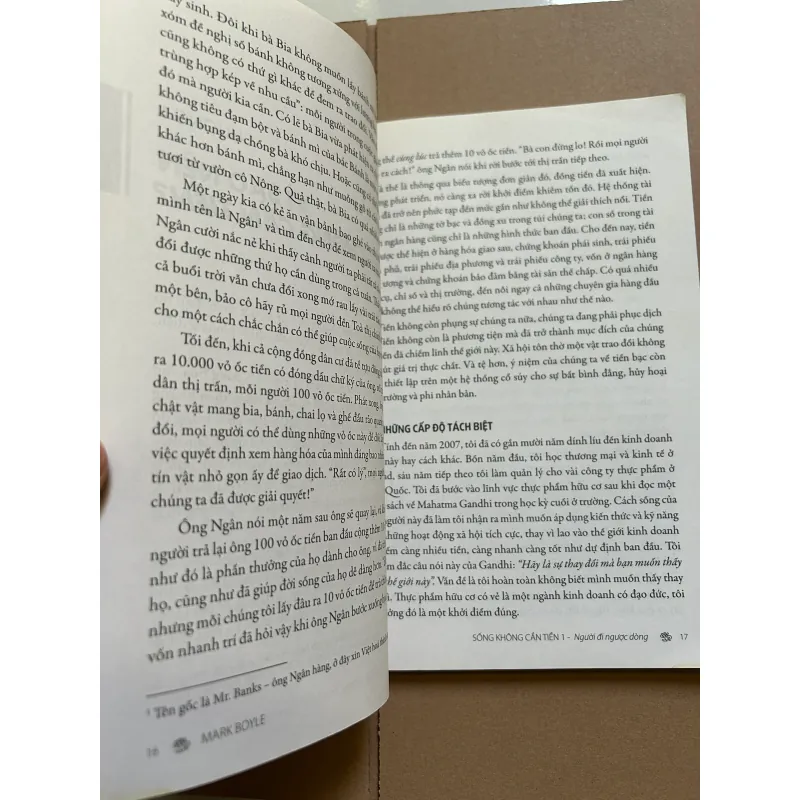 Sống không cần tiền người đi ngược dòng 747628