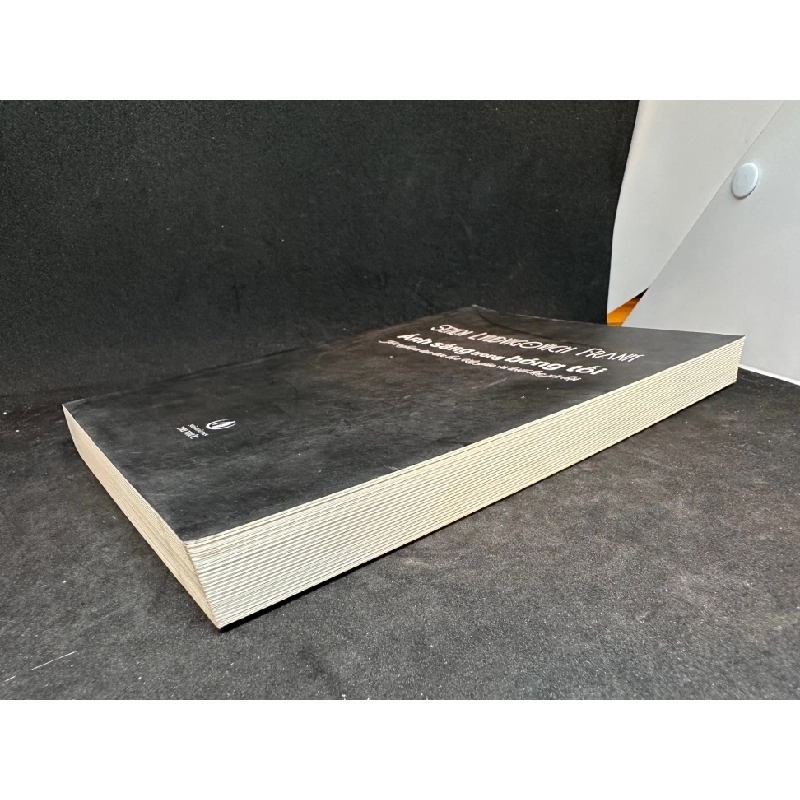 Ánh sáng trong bóng tối Mới 90% SBM1502 450585