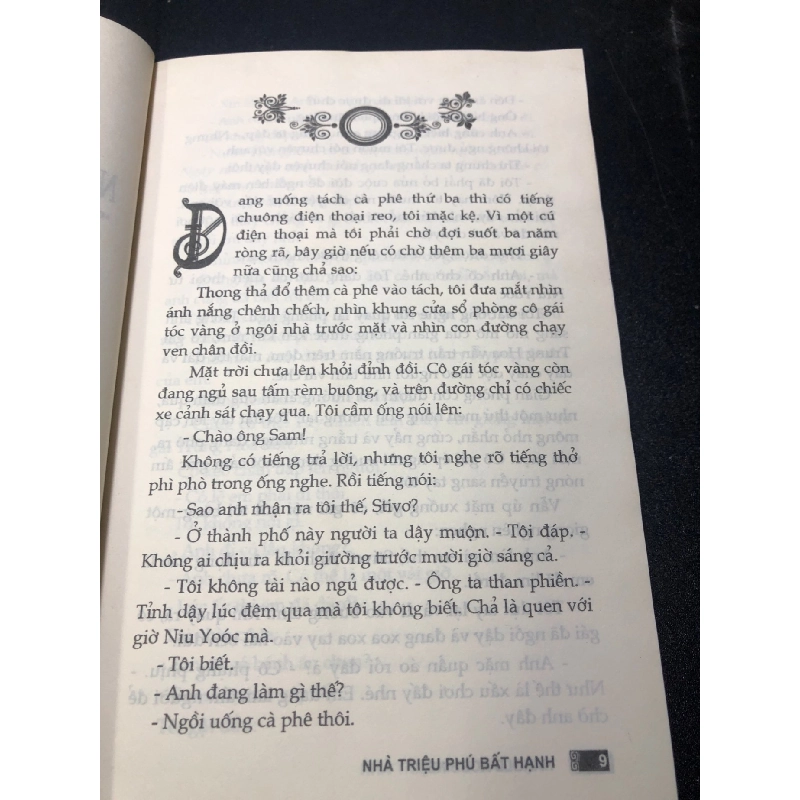 Nhà triệu phú bất hạnh 2011 Harold Robbins mới 80% ố , bẩn ( văn học ) HCM2812 912712