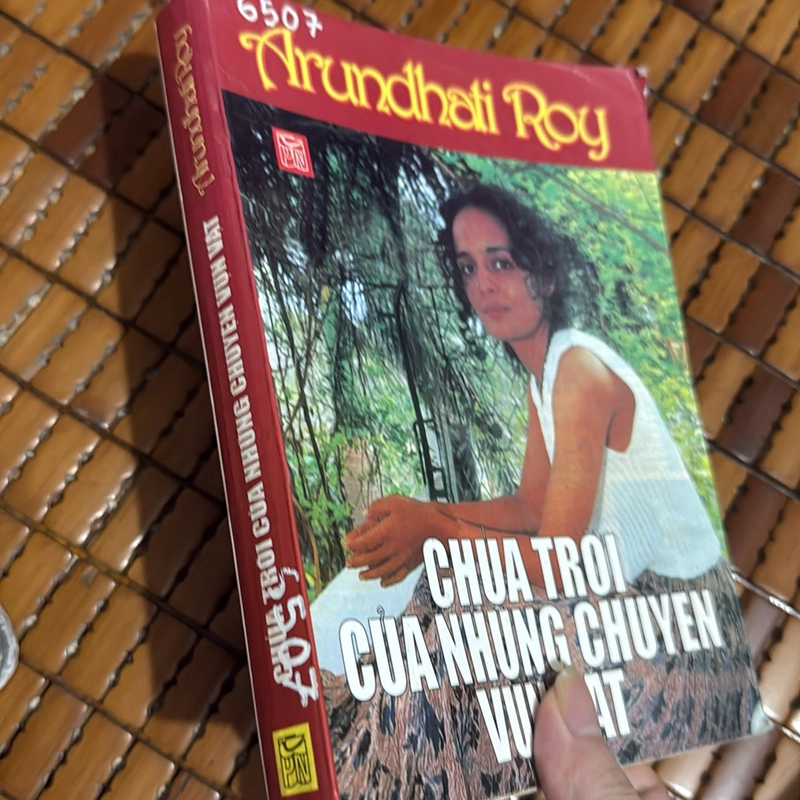 Chúa trời của những chuyện vụn vặt - Arundhati Roy 524869