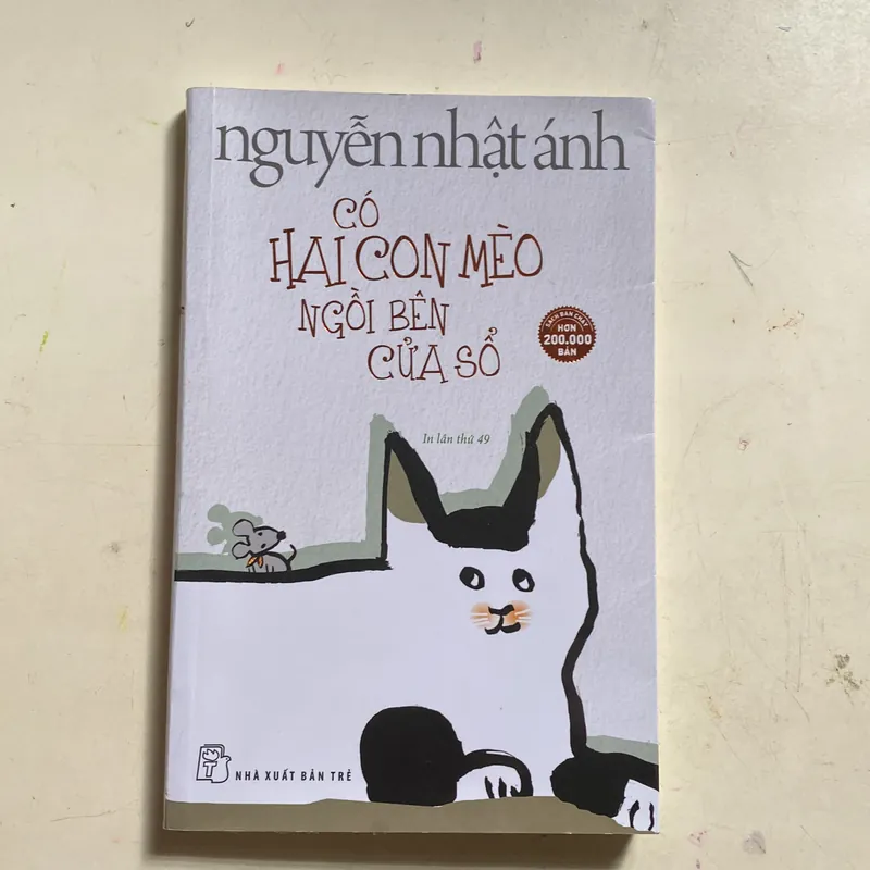 Có hai con mèo ngồi bên cửa sổ 693160