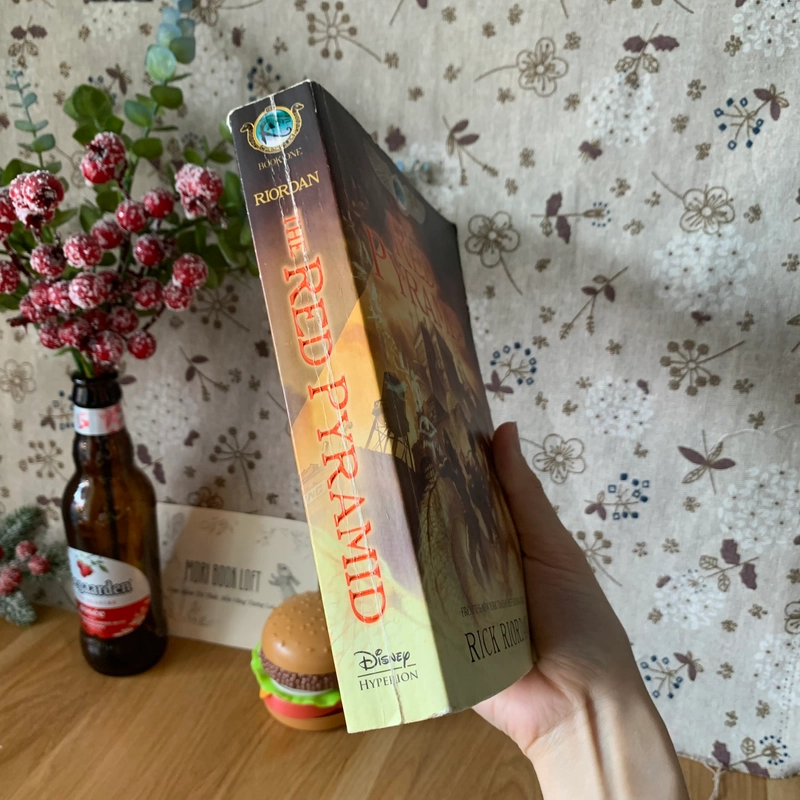 Sách ngoại văn The Red Pyramid - Rick Riordan, Used 444124