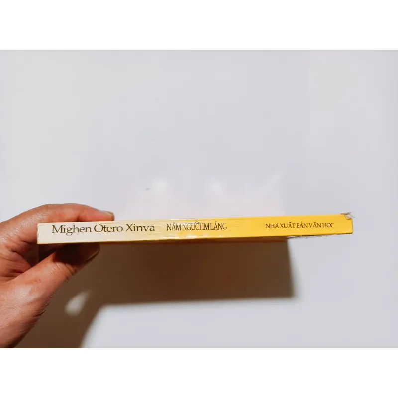 Năm Người Im Lặng - Miguel Otero Silva 783864