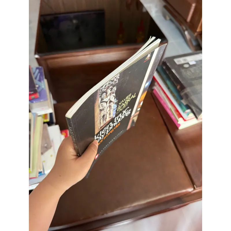 KIẾN TRÚC TÂY PHƯƠNG THỜI TRUNG ĐẠI – Xavier Barral i Altet - K3 1006547