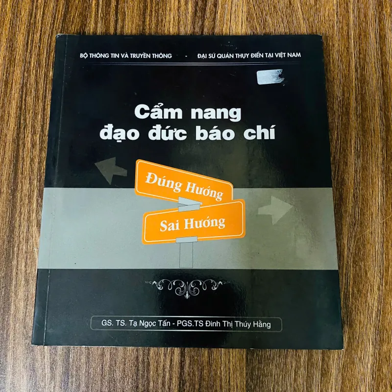 Cẩm nang đạo đức báo chí - GS. TS. Tạ Ngọc Tấn và PGS. TS. Đinh Thị Thúy Hằng#HATRA 931450