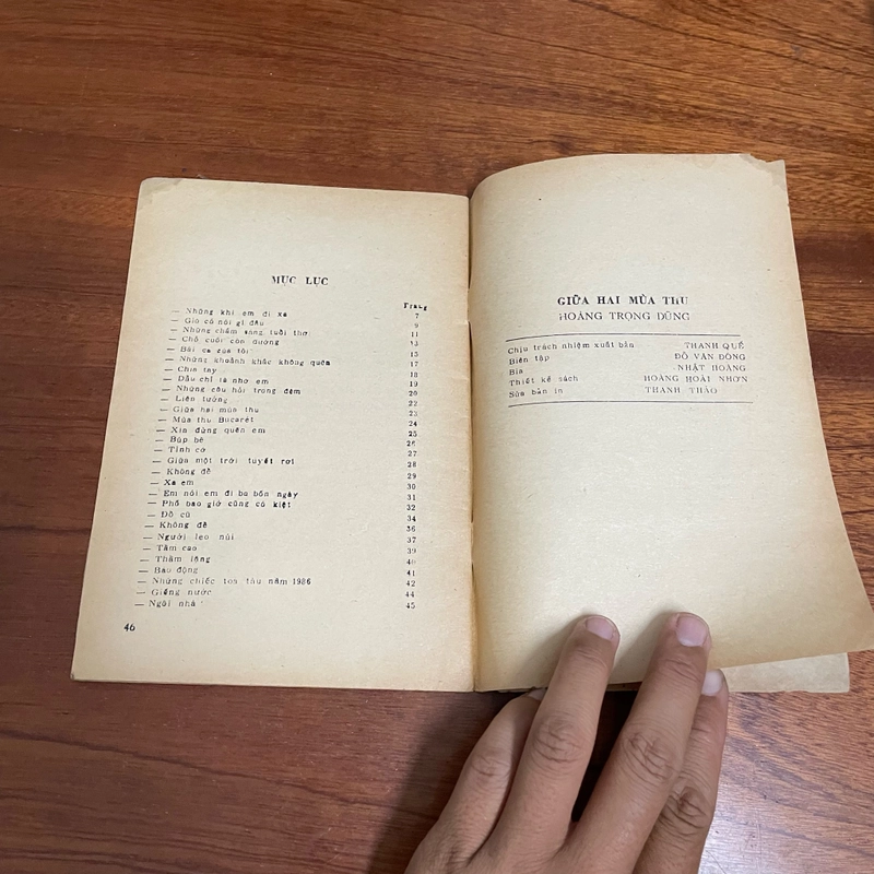 II Sách xưa: Thơ _ Giữa Hai Mùa Thu - Hoàng Trọng Dũng - 1987 493000