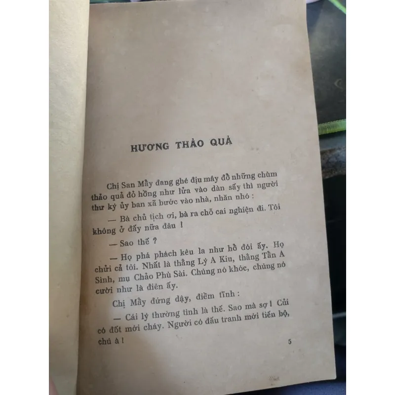 tiểu thuyết Mùa mận hậu của nhà văn Ma Văn Kháng. 
 695688