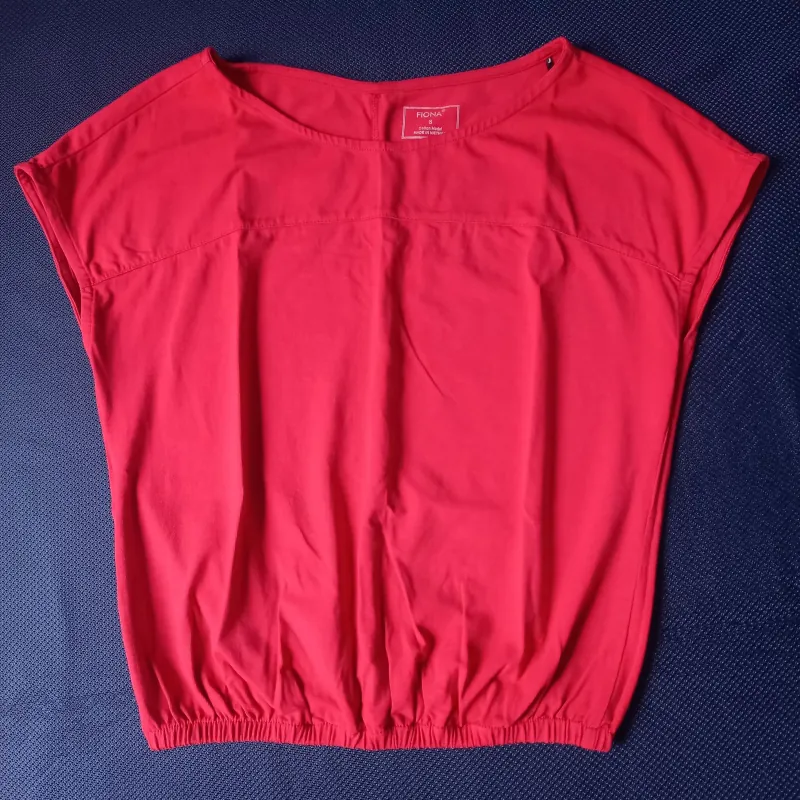 Áo phông dáng croptop size M, màu đỏ màu kem màu vàng sản phẩm đã Mặc Một Lần 1021188