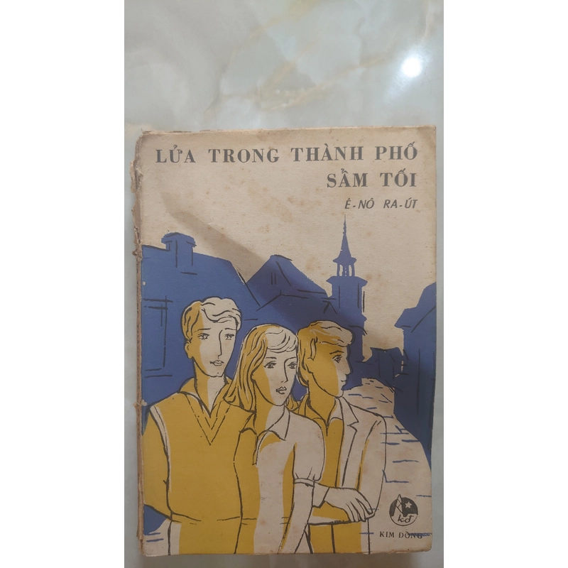 LỬA TRONG THÀNH PHỐ SẨM TỐI.
Tác giả: Ê-Nô Ra-Út.
Dịch giả: Thu Hằng 304189