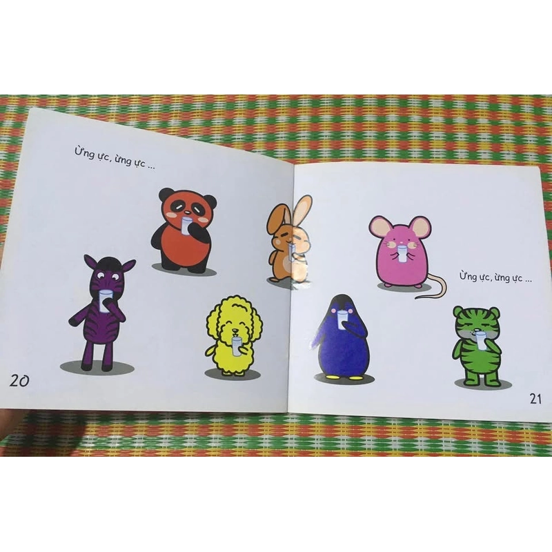 Ehon cho bé từ 0-6tuổi - Bữa tiệc sắc màu của thú trắng 463316
