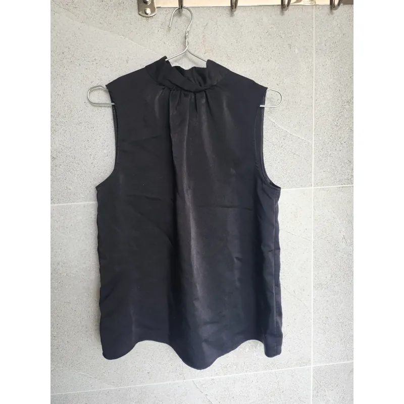 Áo lụa đen Mango không tay 600930