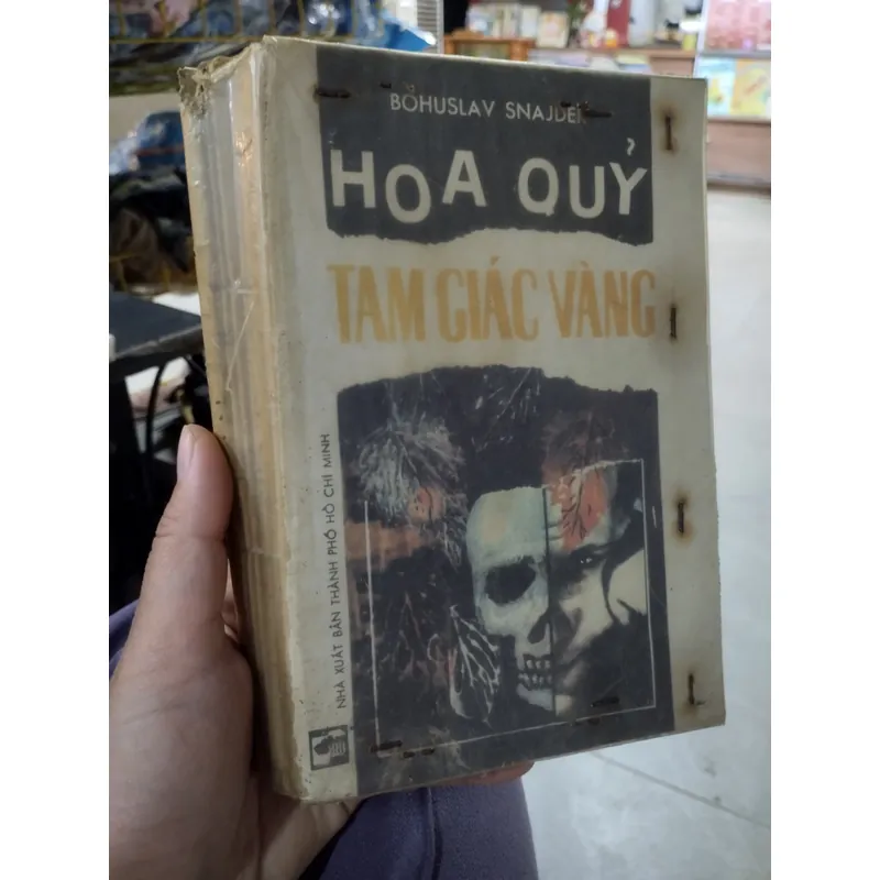 tiểu thuyết "Hoa Quỷ Tam Giác Vàng" của tác giả Bohuslav Snajder.  695788