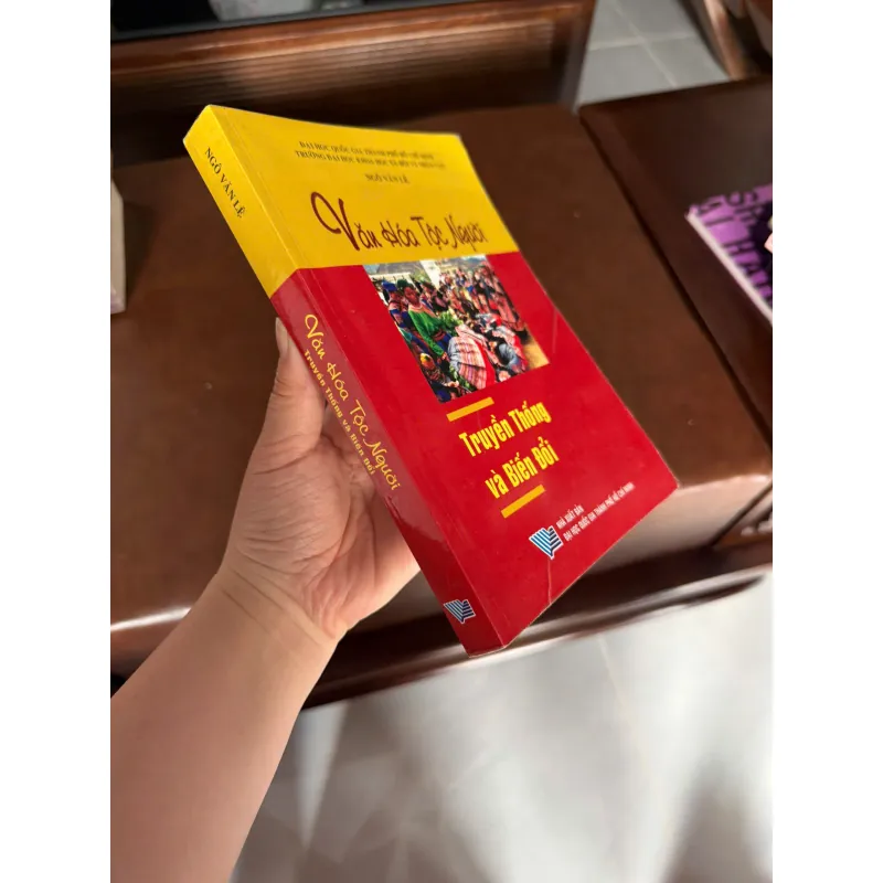 VĂN HÓA TỘC NGƯỜI: TRUYỀN THỐNG VÀ BIẾN ĐỔI (NGÔ VĂN LỆ)- K5 1031192