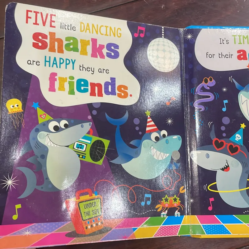 Ngoại văn tiếng anh trẻ em : NEVER TOUCH THE SHARKS - count the 5 snappy sharks  1028018