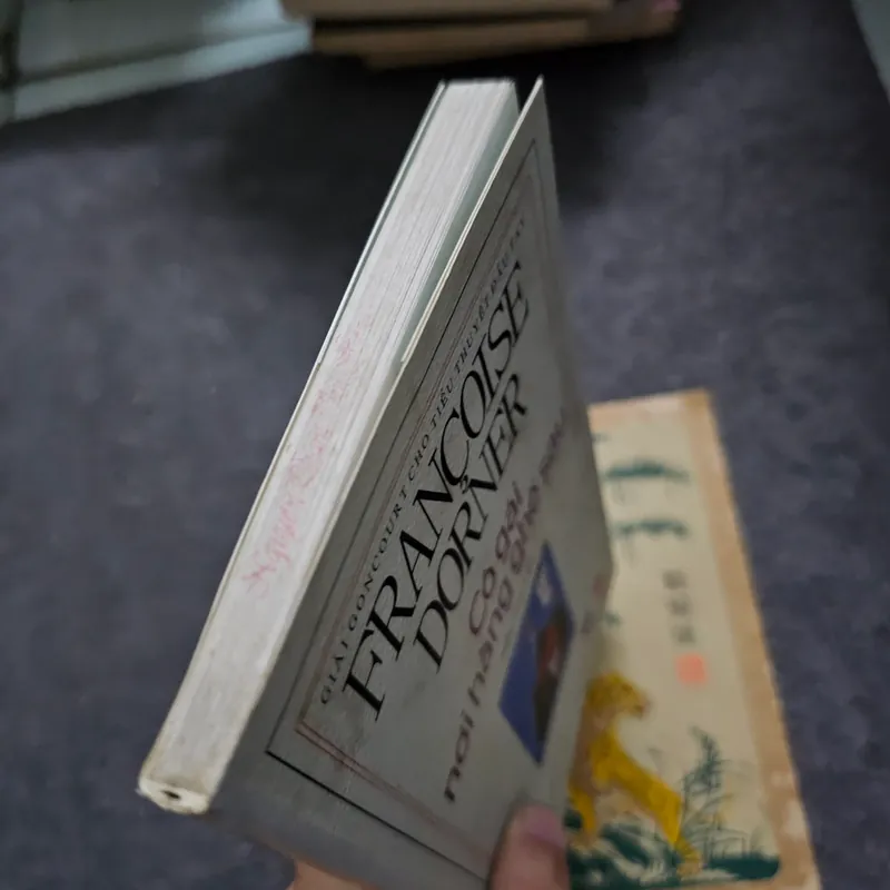 Cô gái nơi hàng ghế sau 734010