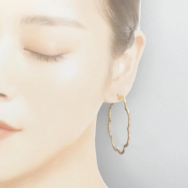 Bông tai lớn bộ sưu tập Camellia của Chanel 666131