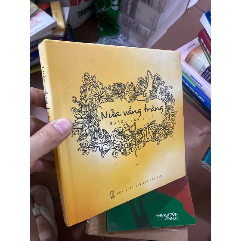 Sách Nửa vầng trăng - Hoàng Văn Lược - NXB Hội nhà văn 309873